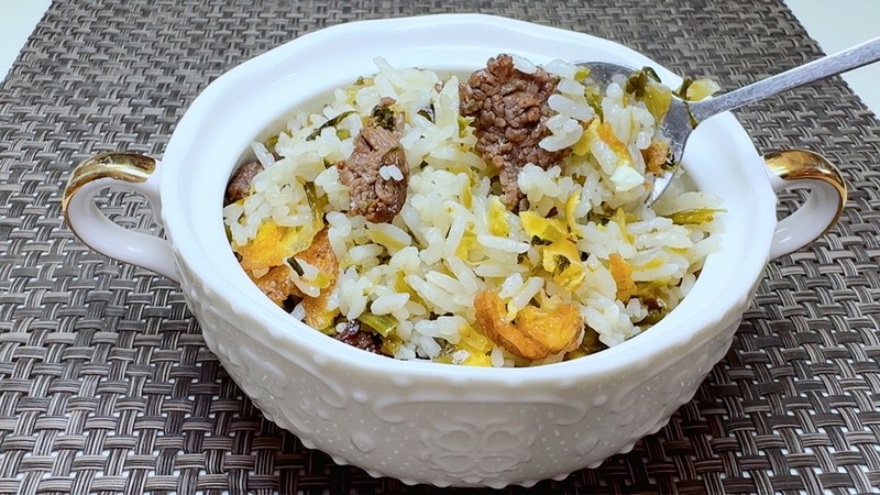 雪菜Beef fried rice recipe steps: 12
