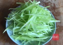 Illustration of how to make jade shreds with garlic chili sauce 3