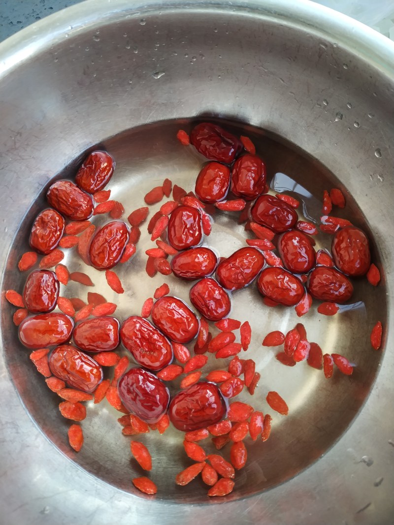 Recipe for Tremella Lotus Seed and Jujube Soup: 2