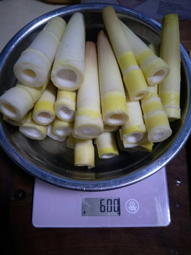 Steps to make delicious hand-peeled bamboo shoots: 3